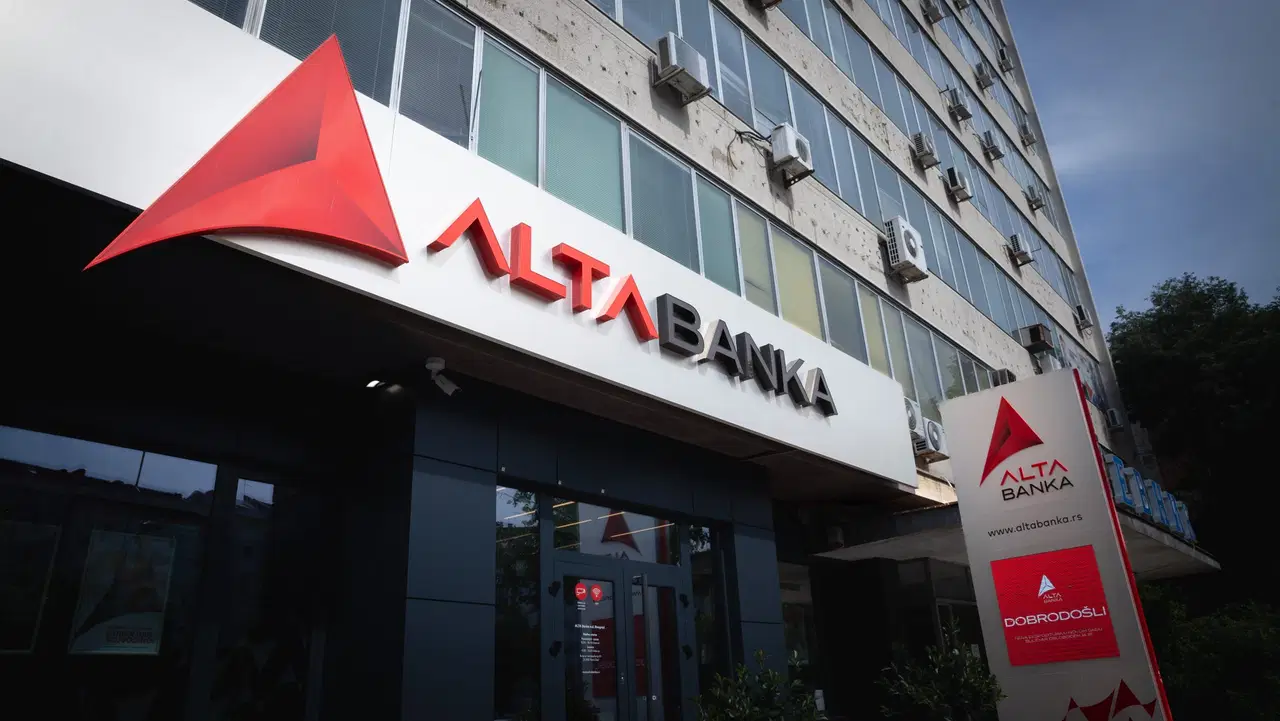 Sırbistan’da iktidarla yakınlığı tartışılan bankaya kapatma kararı: Yurtdışına para transferi iddiaları gündemde
